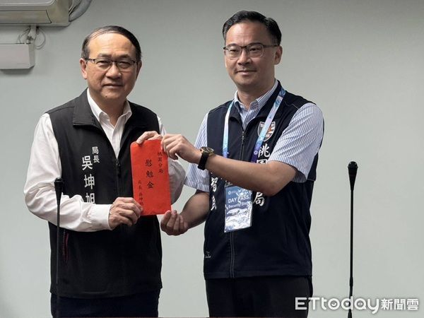 ▲並慰問同仁辛勞頒贈慰勉金。（圖／桃園警分局提供）