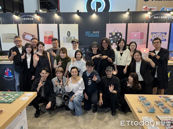 ▲▼駁二藝術特區Pinway八號倉庫，展出15款全新的「高雄賀禮」，是設計師們憑藉個人成長記憶與創意。（圖／記者吳世龍攝）