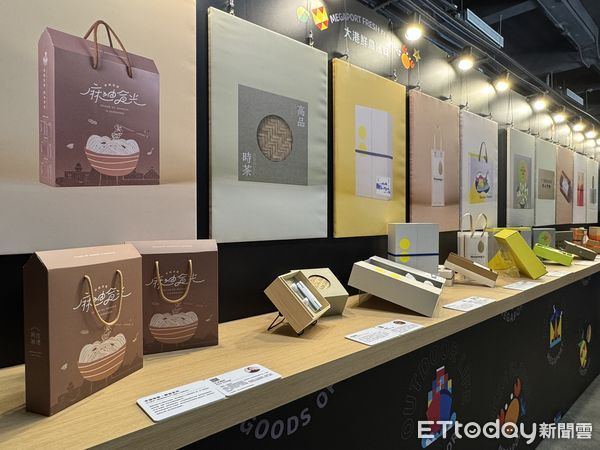 ▲▼駁二藝術特區Pinway八號倉庫，展出15款全新的「高雄賀禮」，是設計師們憑藉個人成長記憶與創意。（圖／記者吳世龍攝）