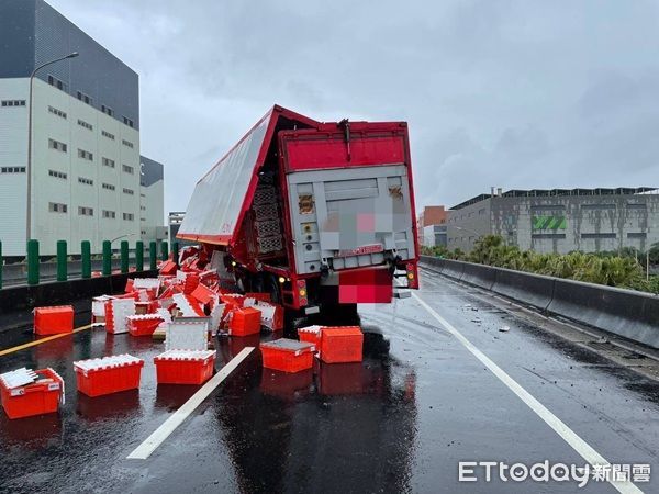 ▲載運「蝦皮」貨物大貨車追撞自小客車直接「折甘蔗」。（圖／大園警分局提供、下同）