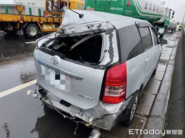 ▲載運「蝦皮」貨物大貨車追撞自小客車直接「折甘蔗」。（圖／大園警分局提供、下同）