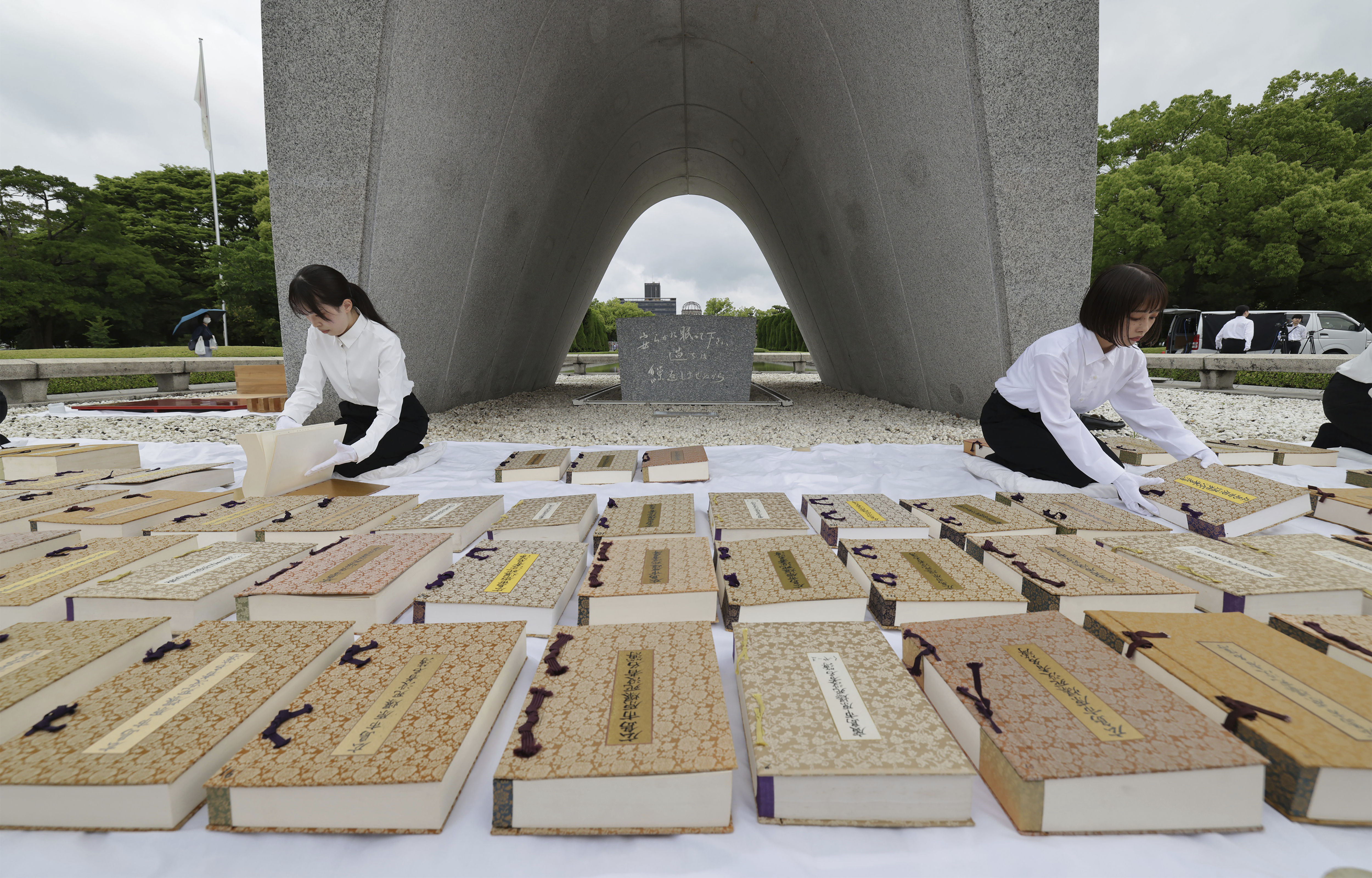 ▲▼日本廣島和平紀念公園將舉行原爆80周年紀念活動，市府公務員正在瀏覽罹難者名單。（圖／達志影像／美聯社）