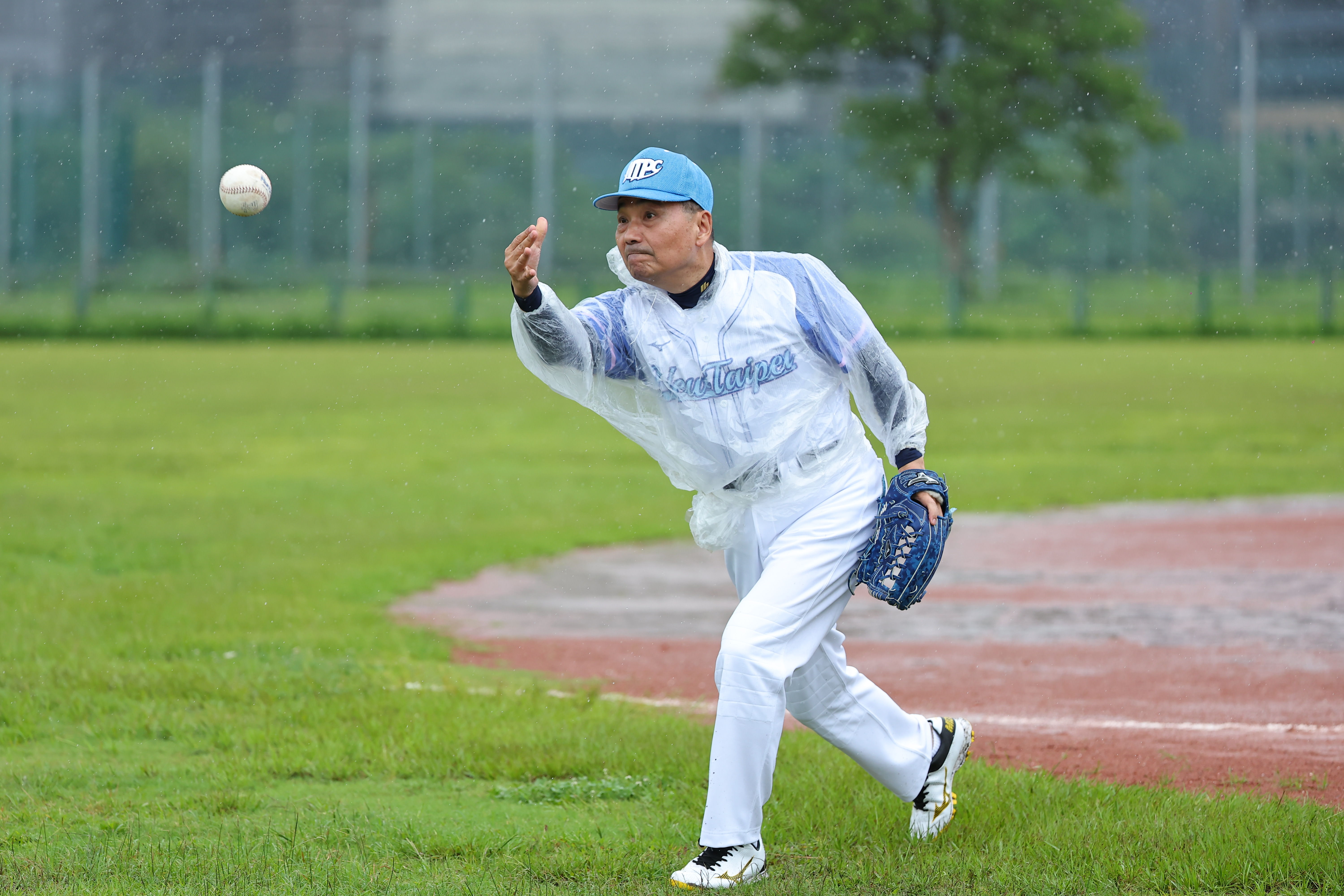 ▲▼新北市長侯友宜投打俱佳，對決台北市長蔣萬安。          （圖／新北政府提供）