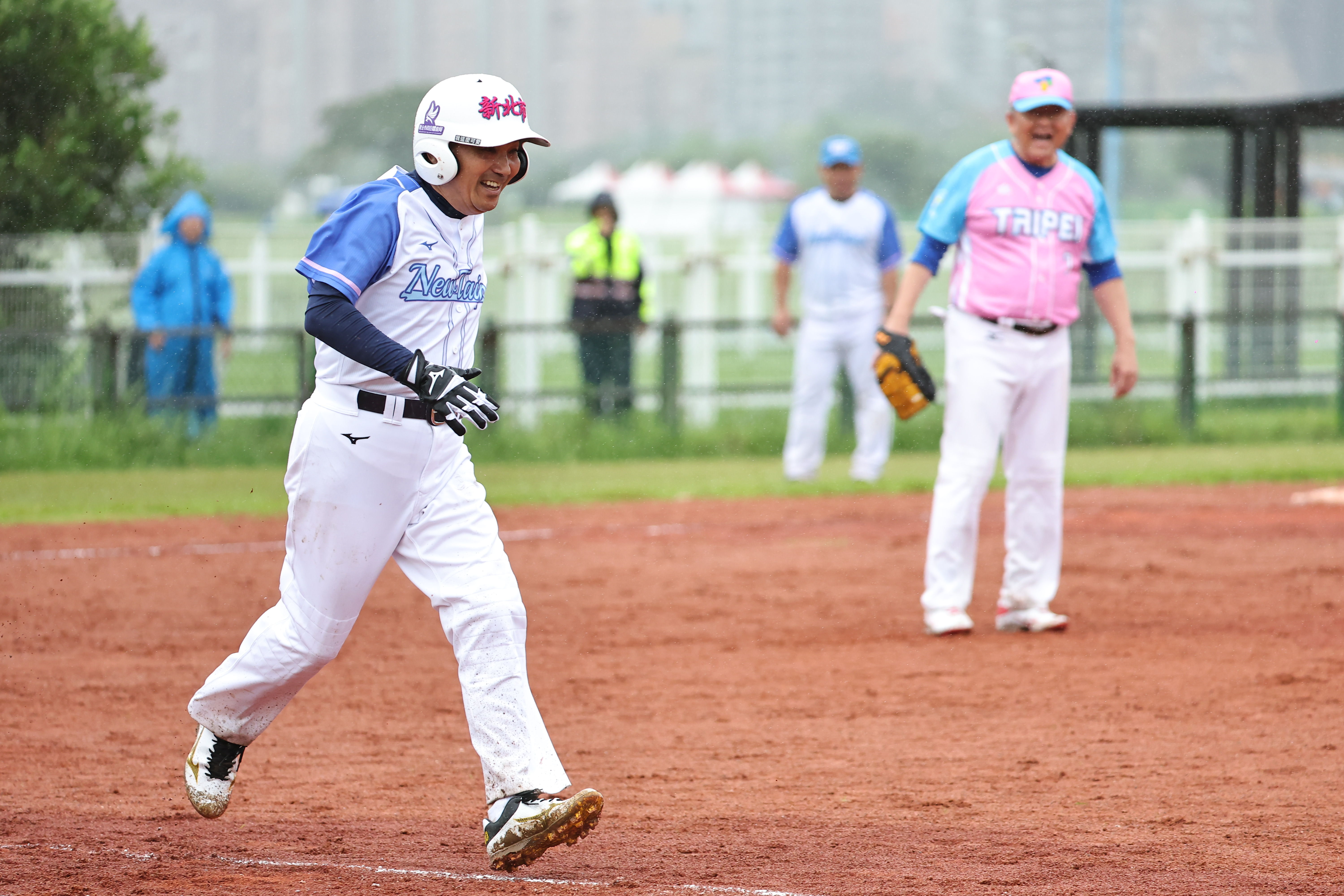 ▲▼新北市長侯友宜投打俱佳，對決台北市長蔣萬安。          （圖／新北政府提供）