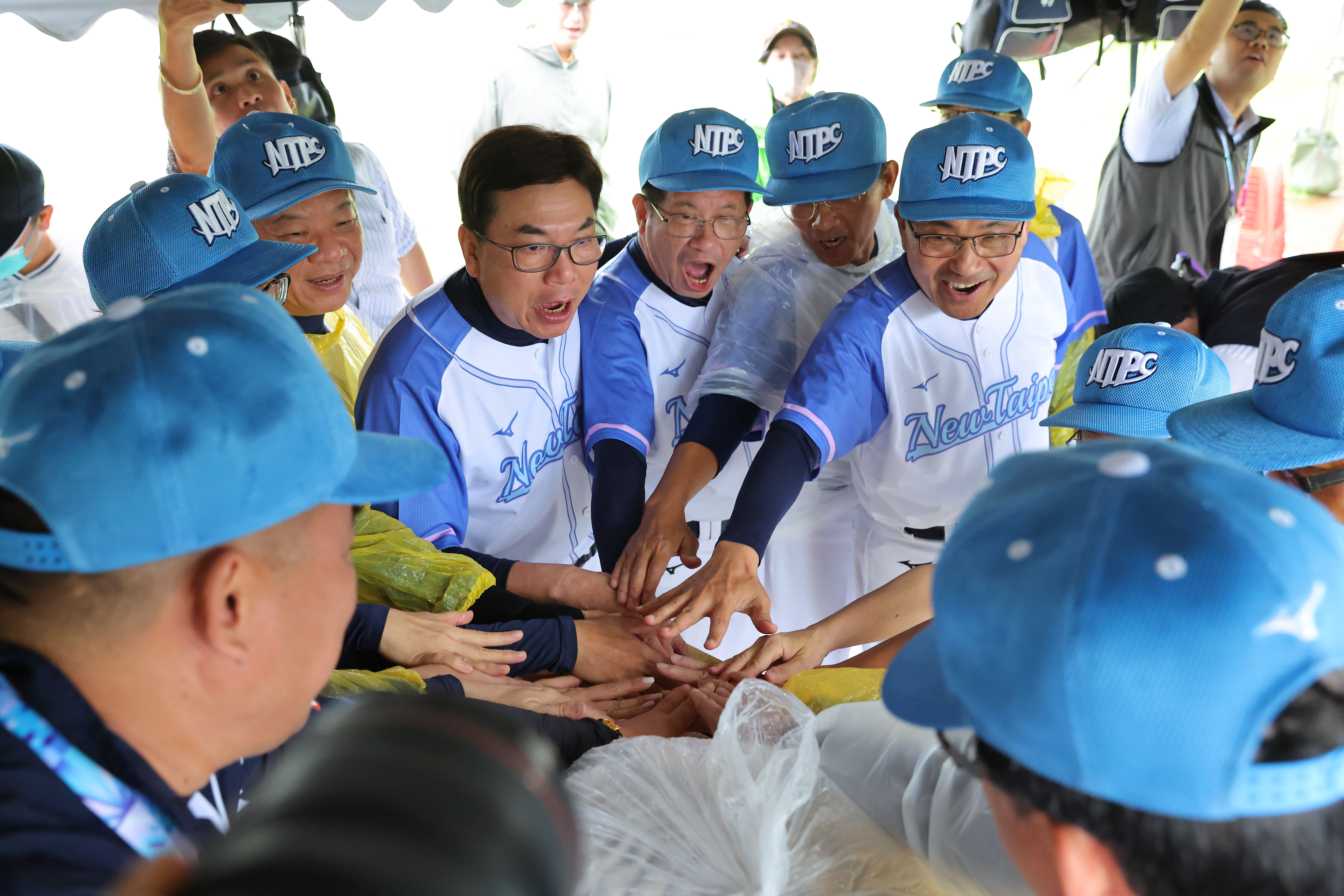 ▲▼新北市長侯友宜投打俱佳，對決台北市長蔣萬安。          （圖／新北政府提供）