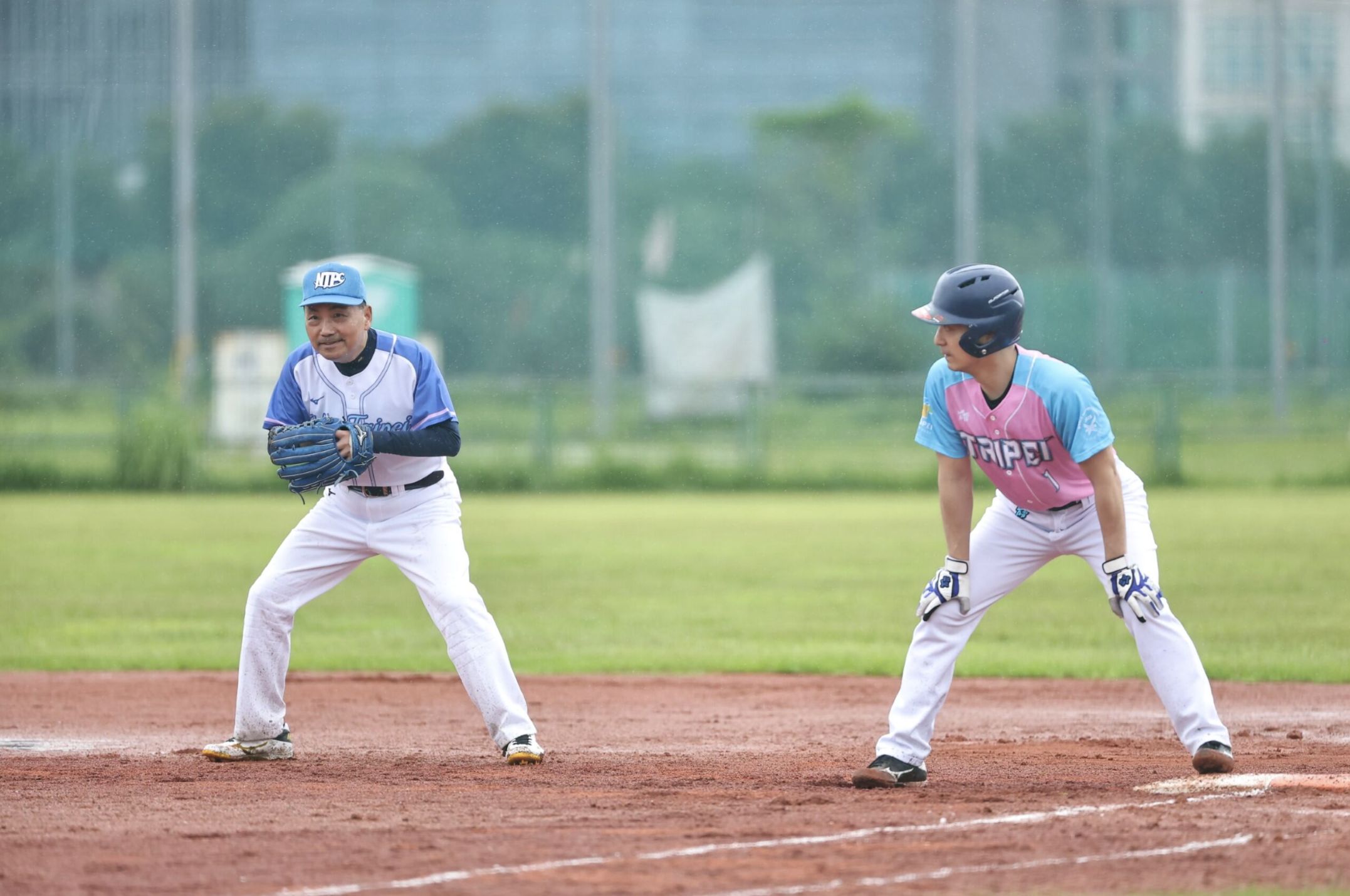 ▲▼        世壯運慢速壘球迎來雙北大戰　侯友宜攻防展現優異身手     。（圖／新北市政府提供）