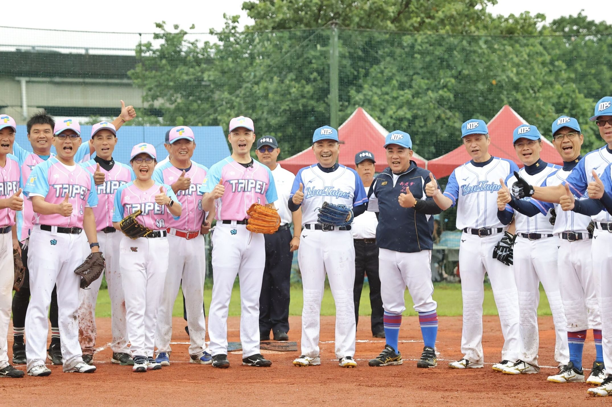 ▲▼        世壯運慢速壘球迎來雙北大戰　侯友宜攻防展現優異身手     。（圖／新北市政府提供）