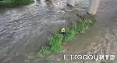 快訊／雨彈猛炸台中！烏溪暴漲釣客受困沙洲　消防急搜救