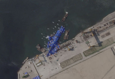 北韓新驅逐艦「意外沈船」　浮現白色氣球！專家：可能得拆解打撈