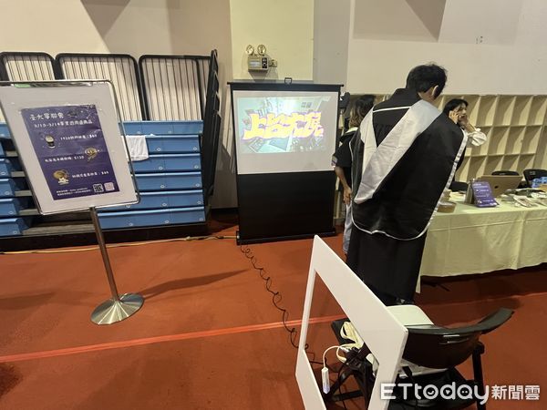 ▲▼台大畢業典禮第二會場，校長陳文章與學生合照，現場也播放本屆畢業歌《上台大便》，吸引學生拍照留念。（圖／記者許敏溶攝）