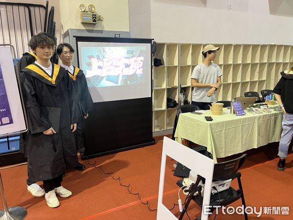 ▲▼台大畢業典禮第二會場，校長陳文章與學生合照，現場也播放本屆畢業歌《上台大便》，吸引學生拍照留念。（圖／記者許敏溶攝）