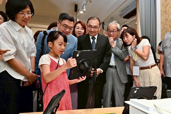 ▲▼行政院長卓榮泰、新北市長侯友宜、文化部長李遠與民進黨立委蘇巧慧出席「國家兒童未來館」願景館開幕典禮。（圖／行政院提供）