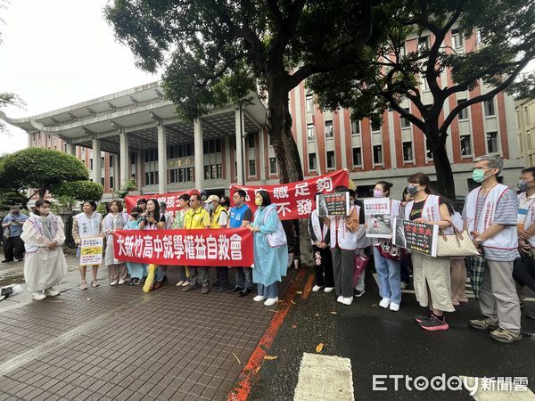 ▲▼大新竹高中就學權益自救會到教育部請命，爭取補助新竹縣市公立高中職增班增校經費。（圖／記者許敏溶攝）