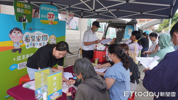 ▲台南市勞工局舉辦大型就博會，提供多元服務與抽獎活動，吸引眾人參與。（圖／記者林東良翻攝，下同）