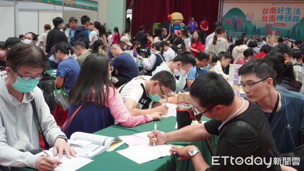 ▲台南市勞工局舉辦大型就博會，提供多元服務與抽獎活動，吸引眾人參與。（圖／記者林東良翻攝，下同）