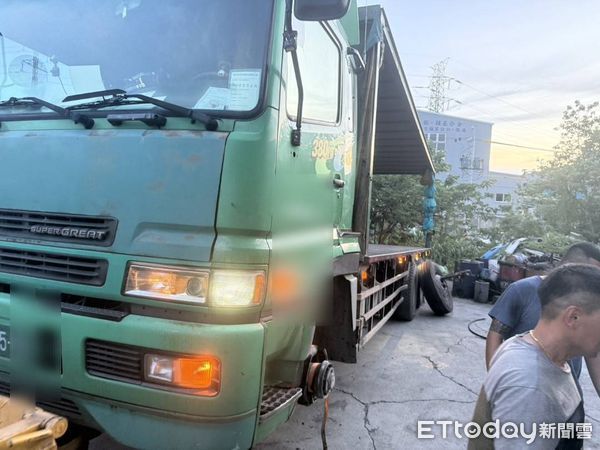 ▲▼許姓男子駕駛曳引車行經台88快速道路東向西接近鳳山區約3公里處，左前輪胎突脫落越彈飛至對向車道，砸傷2輛自小客車。（圖／記者吳世龍翻攝）