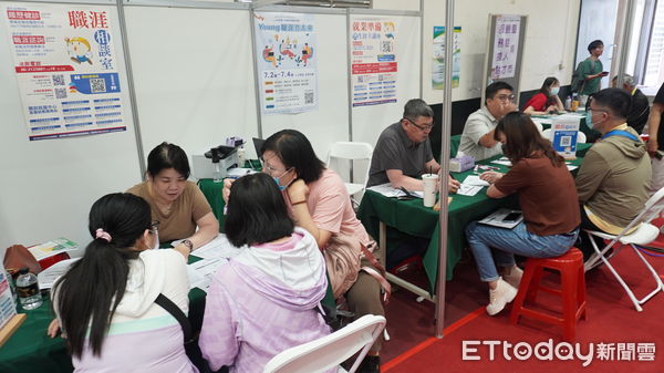 ▲台南市勞工局舉辦大型就博會，提供多元服務與抽獎活動，吸引眾人參與。（圖／記者林東良翻攝，下同）