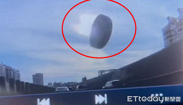 ▲▼許姓男子駕駛曳引車行經台88快速道路東向西接近鳳山區約3公里處，左前輪胎突脫落越彈飛至對向車道，砸傷2輛自小客車。（圖／記者吳世龍翻攝）