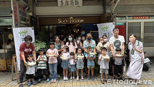 ▲雲林發展學園在北港手厚商號舉辦「歡慶端午－龍舟蛋糕捲DIY」，許多家庭共同體驗烘焙的樂趣。（圖／記者游瓊華翻攝）