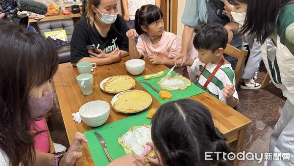 ▲雲林發展學園在北港手厚商號舉辦「歡慶端午－龍舟蛋糕捲DIY」，許多家庭共同體驗烘焙的樂趣。（圖／記者游瓊華翻攝）