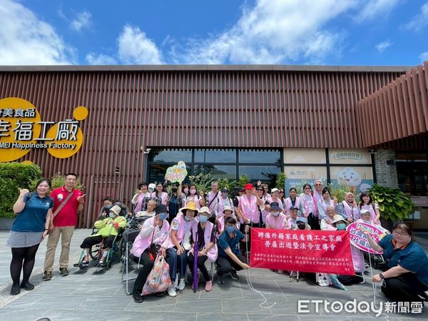 ▲台南市勞工局舉辦「家庭類勞僱一家親」戶外活動，移工與僱主共赴奇美工廠與台史博，氣氛溫馨感人。（記者林東良翻攝，下同）