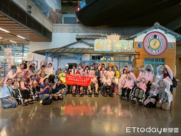 ▲台南市勞工局舉辦「家庭類勞僱一家親」戶外活動，移工與僱主共赴奇美工廠與台史博，氣氛溫馨感人。（記者林東良翻攝，下同）