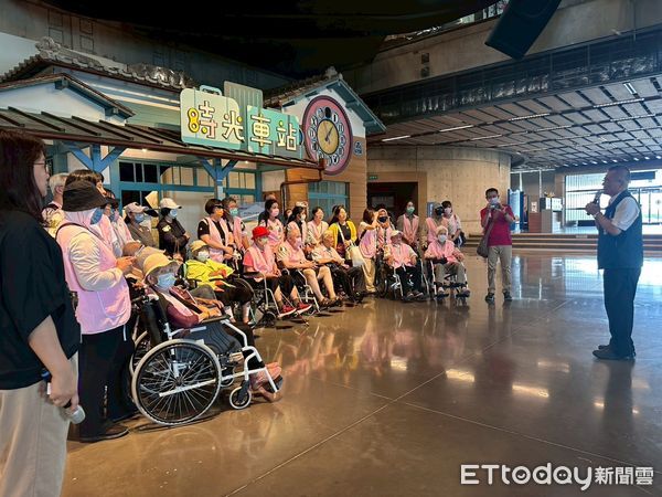 ▲台南市勞工局舉辦「家庭類勞僱一家親」戶外活動，移工與僱主共赴奇美工廠與台史博，氣氛溫馨感人。（記者林東良翻攝，下同）