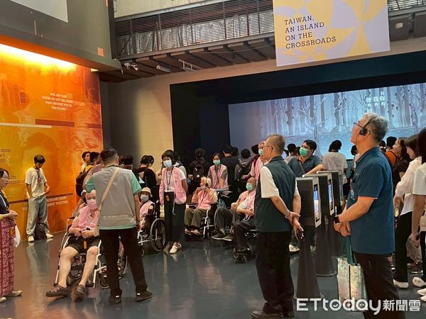 ▲台南市勞工局舉辦「家庭類勞僱一家親」戶外活動，移工與僱主共赴奇美工廠與台史博，氣氛溫馨感人。（記者林東良翻攝，下同）