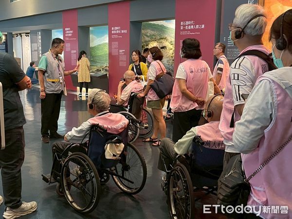 ▲台南市勞工局舉辦「家庭類勞僱一家親」戶外活動，移工與僱主共赴奇美工廠與台史博，氣氛溫馨感人。（記者林東良翻攝，下同）