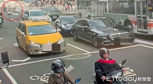 ▲▼北市78歲老董開車高速撞6車1人，導致行人目前仍在加護病房觀察，女兒怒開告。（圖／記者黃彥傑翻攝）