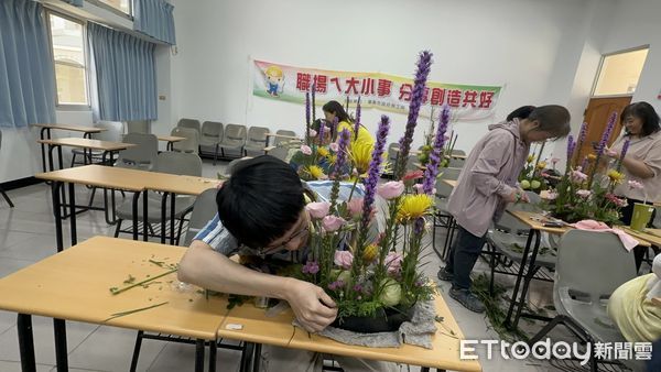 ▲台南市勞工局於麻豆曾文市政願景園區辦理「生活花藝」課程，學員專注創作花藝作品。（記者林東良翻攝，下同）