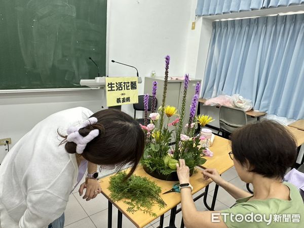 ▲台南市勞工局於麻豆曾文市政願景園區辦理「生活花藝」課程，學員專注創作花藝作品。（記者林東良翻攝，下同）