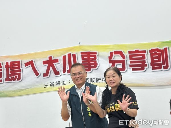 ▲台南市勞工局於麻豆曾文市政願景園區辦理「生活花藝」課程，學員專注創作花藝作品。（記者林東良翻攝，下同）