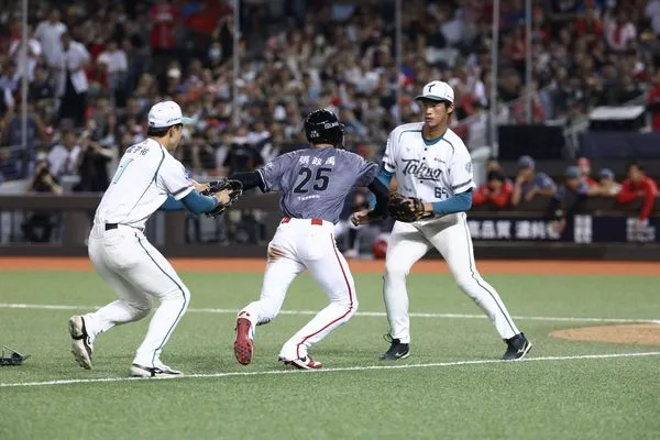 ▲▼ 張政禹巧妙跑壘            。（圖／味全龍提供）