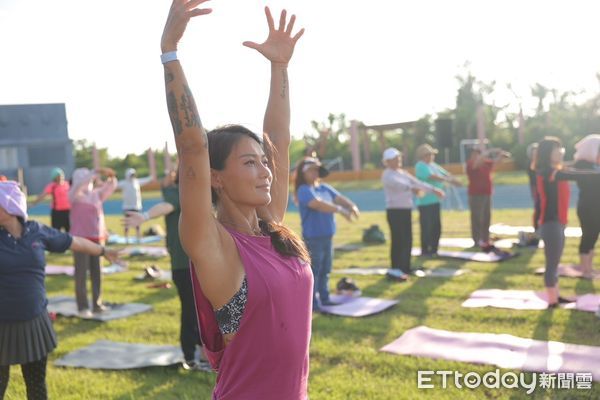▲太平洋晨光中迎接百人瑜珈。（圖／記者楊晨東翻攝）