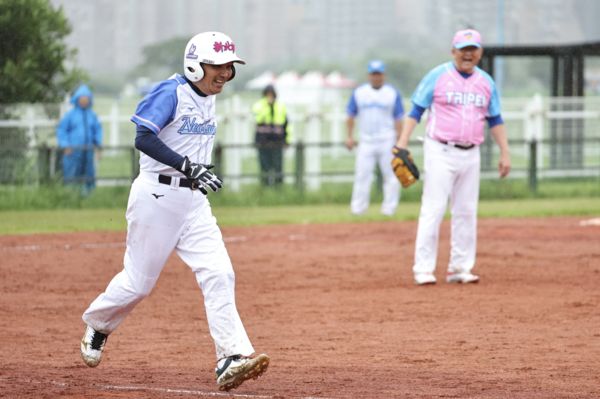 ▲▼        世壯運慢速壘球迎來雙北大戰　侯友宜攻防展現優異身手     。（圖／新北市政府提供）