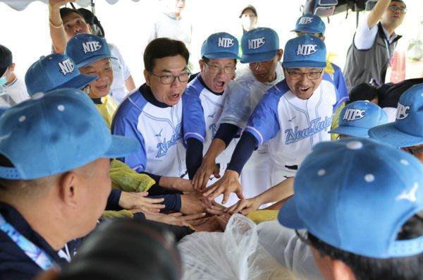 ▲▼        世壯運慢速壘球迎來雙北大戰　侯友宜攻防展現優異身手     。（圖／新北市政府提供）