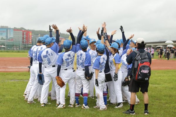 ▲▼        世壯運慢速壘球迎來雙北大戰　侯友宜攻防展現優異身手     。（圖／新北市政府提供）