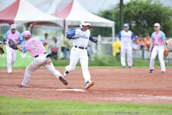 ▲▼        世壯運慢速壘球迎來雙北大戰　侯友宜攻防展現優異身手     。（圖／新北市政府提供）