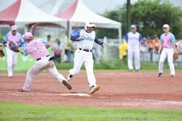 ▲▼        世壯運慢速壘球迎來雙北大戰　侯友宜攻防展現優異身手     。（圖／新北市政府提供）