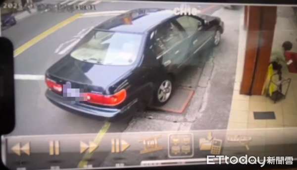 ▲▼南投車輛暴衝，電動車騎士「跳車逃生」。（圖／民眾提供）