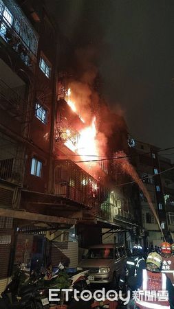 ▲新北市板橋區莒光路巷內一處舊公寓，今天晚間傳出火警，警消人員抵達搶救中。（圖／民眾提供）