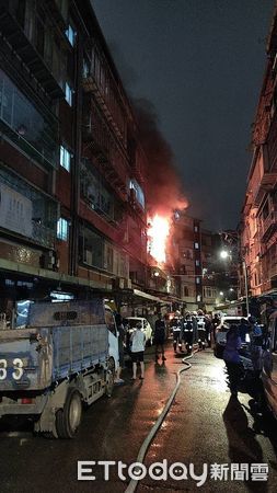 ▲新北市板橋區莒光路巷內一處舊公寓，今天晚間傳出火警，警消人員抵達搶救中。（圖／民眾提供）