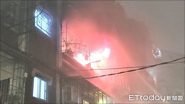 ▲新北市板橋區莒光路巷內一處舊公寓，今天晚間傳出火警，警消人員抵達搶救中。（圖／民眾提供）
