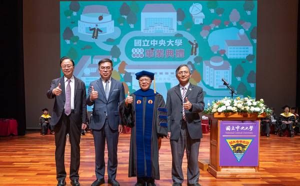 ▲中央大學畢業典禮，蕭述三勉勵學子放眼國際