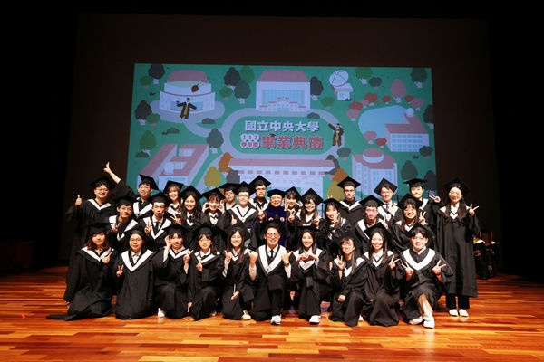 ▲中央大學畢業典禮，蕭述三勉勵學子放眼國際