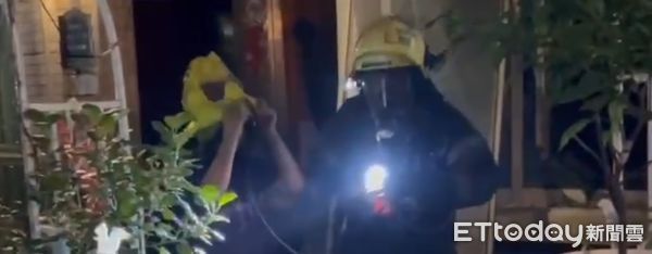 ▲台南安南區同安路住宅24日晚間發生火警，警消緊急救出3大2小5人脫困。（記者林東良翻攝，下同）