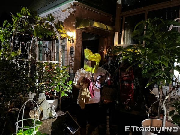 ▲台南安南區同安路住宅24日晚間發生火警，警消緊急救出3大2小5人脫困。（記者林東良翻攝，下同）