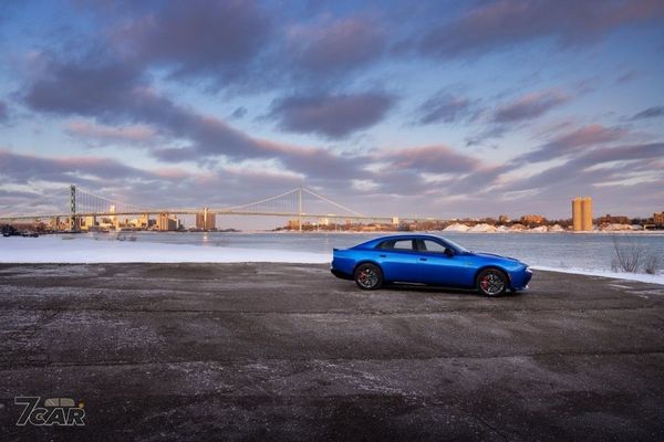 Dodge Charger 家族擴編，全新四門 Daytona 電動肌肉車亮相
