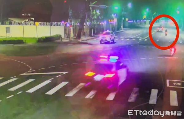 ▲女騎士拒檢逃逸，警車保持距離開燈示意，一路尾隨           。（圖／記者吳奕靖翻攝）